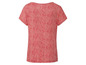 Ein rotes T-Shirt mit Paisley-Muster.