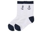 Weiße Socken mit blauen Ankern und Bündchen.