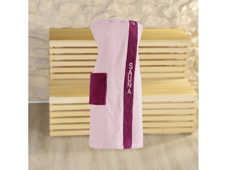 Ein rosa Bademantel mit der Aufschrift 'SAUNA', ideal für nach dem Saunagang.