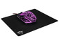 Eine schwarze Mauspad mit einer rosa Trust Gaming-Maus.