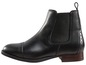 Ein schwarzer Chelsea Boot mit perforierter Spitze.
