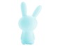 Eine hellblaue Lampe in Form eines Kaninchens.