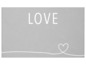 Ein grauer Stoff mit dem Schriftzug 'LOVE' und einem kleinen Herz.