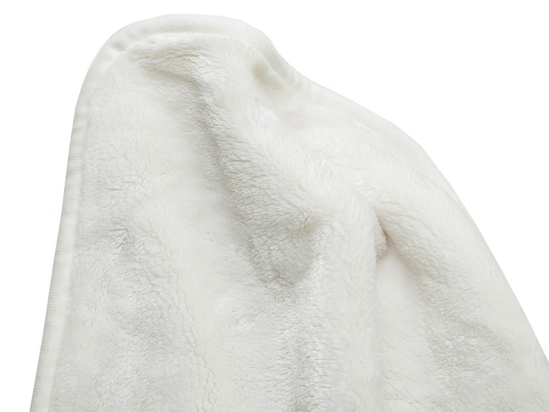 Eine weiße, flauschige Decke.