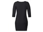 Schwarzes Kleid mit Dreiviertelärmeln.