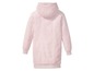 Ein rosa Hoodie-Kleid mit langen Ärmeln.