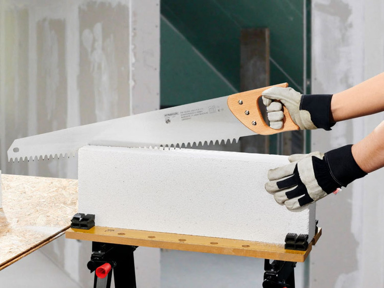 Eine Person sägt mit einer Parksides Handsäge ein Block.