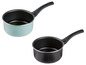 Zwei Töpfe mit schwarzen Griffen, einer blau und einer schwarz.