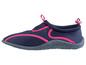 Blaue Wasserschuhe mit rosa Akzenten.