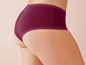 Dunkelrote Unterhose mit Spitze.