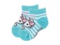 Zwei Paar blaue Socken mit Hello Kitty-Motiv.