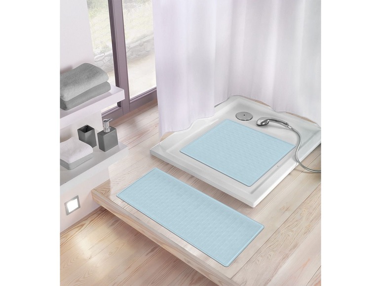 Zwei hellblaue Badezimmermatten, eine für die Dusche und eine für den Boden.