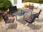 Gartenmöbel-Set mit Tisch, Stühlen und einer Bank mit roten karierten Kissen.