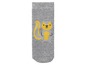 Graue Socken mit einem Eichhörnchen-Motiv.
