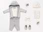 Babykleidung-Set mit gestreiftem Pullover, Hose und Mütze.