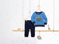 Babykleidung mit einem blauen Pullover mit Tierdruck und dunkelblauer Hose.