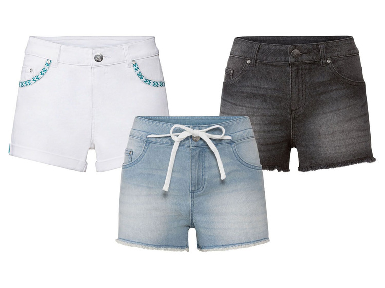 Drei Jeans-Shorts: eine weiße mit grünen Details, eine graue und eine hellblaue mit einem weißen Band.