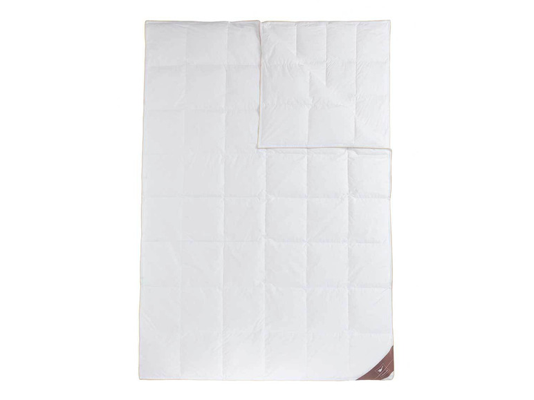 Eine weiße Daunendecke mit beigefarbenem Rand.