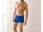 Mann in blauen Boxershorts.