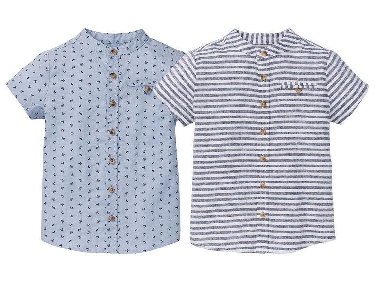 Zwei Hemden mit kurzen Ärmeln: eines mit Ankermotiven und eines mit Streifen.