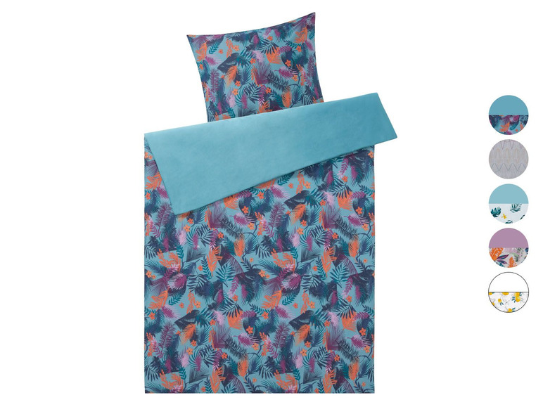 Ein Bettbezug mit tropischem Muster.