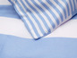 Blaue und weiße gestreifte Bettwäsche