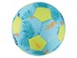 Ein Fußball mit einem tropischen Blätterdesign.