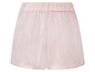 Rosa Shorts mit geometrischem Muster.