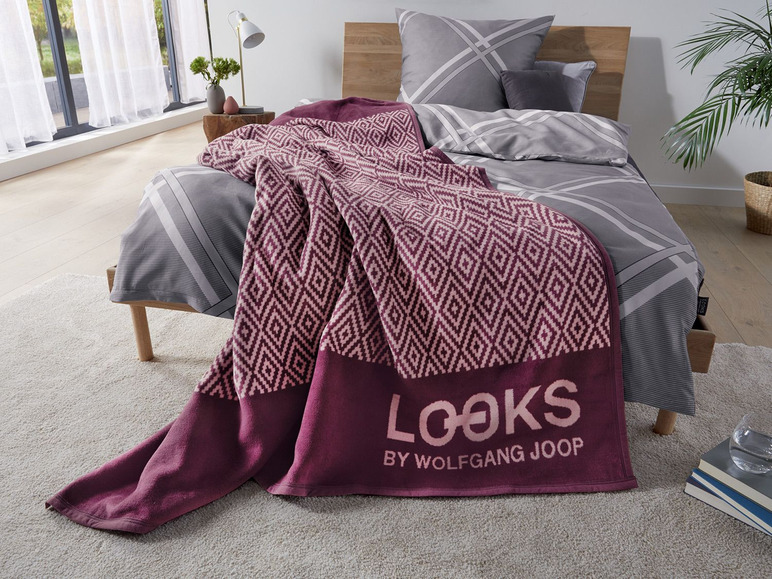 Eine dunkelrote Decke mit geometrischem Muster von Looks by Wolfgang Joop.