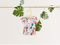 Ein Baby-T-Shirt mit Blumenmuster