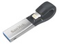 Ein silberner SanDisk USB-Stick mit Lightning-Anschluss und einer Schlaufe.