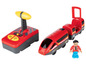 Ein roter Spielzeugzug mit Fernbedienung, einer Figur und einem Wagen.