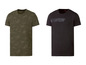 Zwei Herren-T-Shirts, eines mit Camouflage-Print und eines mit einem schwarzen Band.