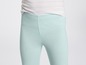 Hellgrüne Leggings.