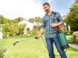 Ein Mann sprüht einen Garten mit einer Gloria-Sprühflasche.