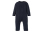 Ein dunkelblauer Strick-Overall für Babys mit Zopfmuster.