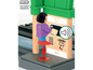 Brio Spielzeug mit einem Bahnhof und einer Figur.