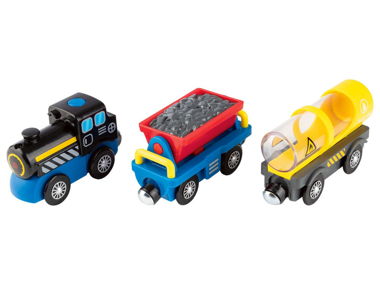 Ein Holzzug mit einer schwarzen Lokomotive, einem roten Kohlewagen und einem gelben Tankwagen.