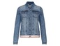 Eine blaue Jeansjacke mit farbigem Saum.