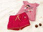 Rote Shorts und rosa T-Shirt mit Meerjungfrauen-Motiv.