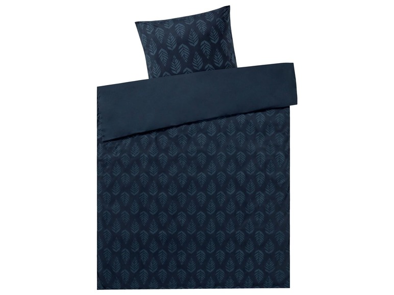 Eine dunkelblaue Bettwäsche mit einem Blättermuster.