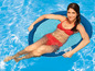 Eine Frau schwimmt in einem blauen Swimways Spring Float im Pool.