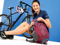 Eine Frau mit Fahrrad, Helm und Rucksack.
