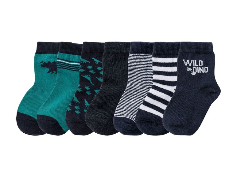 Sechs Paar Socken für Jungen mit Streifen und Dinosauriern.