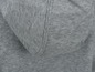 Detail der Kapuze eines grauen Hoodies.