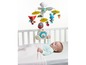 Ein Baby in einem Kinderbett mit einem Tiny Love Mobile mit Tieren