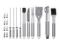 Ein Grillzubehör-Set mit Spieß, Messer, Zange, Bürste und Spatel.