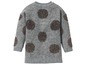 Grauer Strickpullover mit Glitzerpunkten.