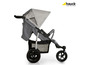 Ein grauer Hauck Kinderwagen mit großen Rädern.