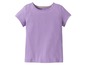 Ein lilafarbenes T-Shirt mit kurzen Ärmeln.